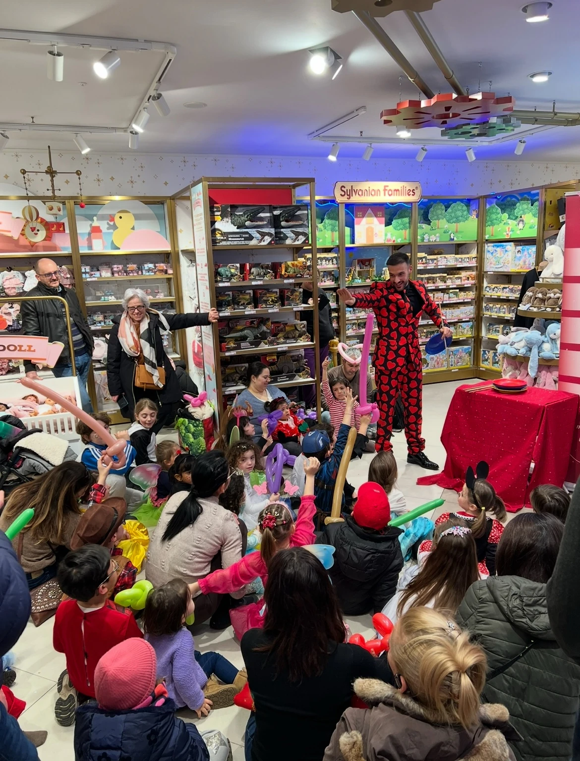 Giuseppe durante uno spettacolo con bambini e famiglie in uno spazio commerciale